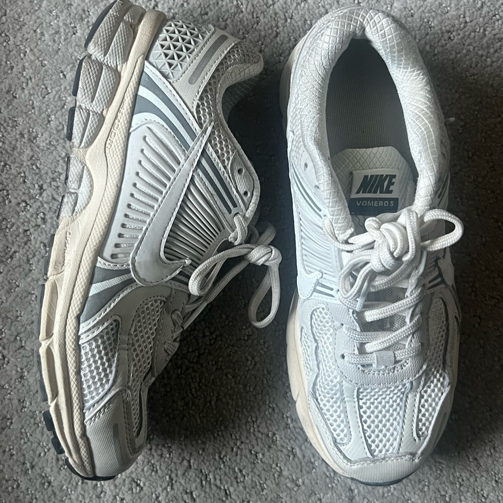 Nike Women's Vomero 5 Deep Gray/ Chalk size 8.5